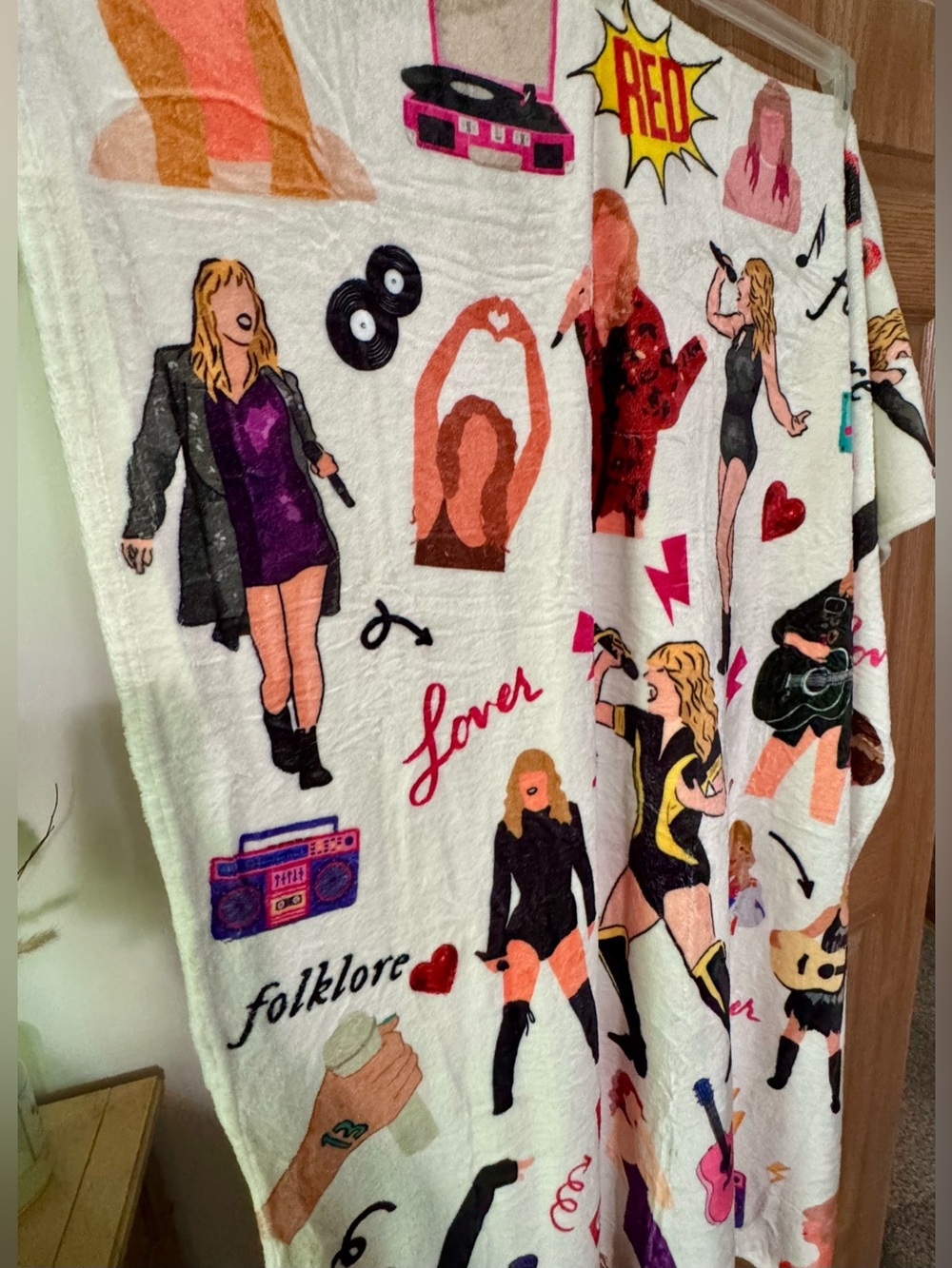 Taylor Swift The Eras Tour Bundle Throw Blanket and Tumbler NWOT - Picture 4 of 7